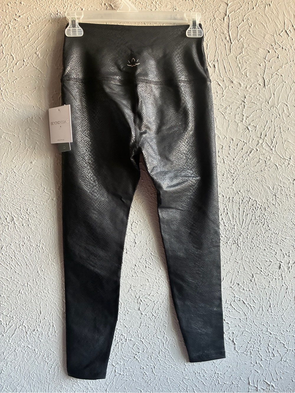 Beyond Yoga Black Snake Print High
Rise 7/8 Active Leggings XS NWT. - Picture 2 of 11